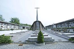 Furto in cimitero: trafuga le grondaie in rame e si da alla fuga, 64enne in manette dopo l'inseguimento notturno