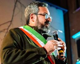 Il sindaco di Trento critica la mancata revoca della cittadinanza a Mussolini: "Un oltraggio alla nostra storia"