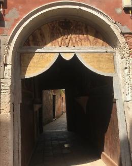 Venezia, il segreto della pietra rossa: se ci cammini sopra succede questo