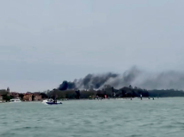 Fiamme ai Giardini della Biennale, incendio nel padiglione Serbia durante i lavori di allestimento