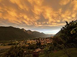 Fiamme sul tetto di una casa a Roncegno Terme, paura nel Trentino orientale