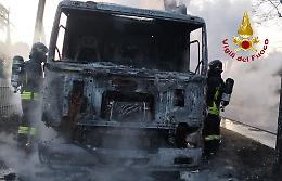 Incendio a Monselice: autocarro in fiamme, intervento dei Vigili del Fuoco