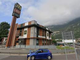 Troppi clienti e personale insufficiente, gestore McDonald's chiude prima per concentrarsi sul drive in: licenziato