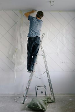 Incidente sul lavoro a Feltre: imbianchino cade dalla scala e finisce in condizioni critiche