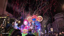 Cavarzere incanta con i carri allegorici in notturna