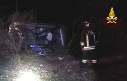 Auto esce di strada a Montecchio Precalcino: intervento dei Vigili del Fuoco