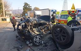 Incidente a Romano d&rsquo;Ezzelino: auto in transito si schianta contro veicoli in sosta