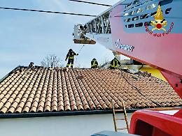 Incendio in un garage a Zenson di Piave: auto coinvolta, vigili del fuoco al lavoro per evitare danni alla casa adiacente