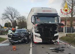 Frontale tra camion e auto a Mirano: ferita una donna