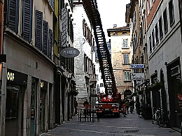 Trento alle prese con vento forte e caduta di tegole: numerosi interventi di polizia e vigili del fuoco