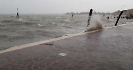 Forti raffiche di vento scatenano una notte di emergenze nel Veneziano: centinaia di interventi dei Vigili del Fuoco