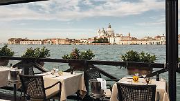 Cena sospesa tra laguna e stelle: il fascino intramontabile dell'Oro Restaurant a Venezia