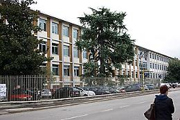 Vicenza, vandali all'Istituto Rossi: "W Epstein" sulla pista, intervengono i Carabinieri