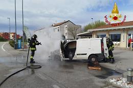 Incendio al distributore di benzina a Padova: furgoncino in fiamme, evitato il peggio