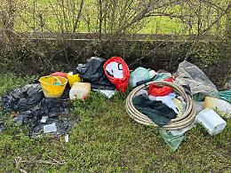 Santa Lucia di Piave: abbandona rifiuti nel parco durante la Giornata per l'Ambiente