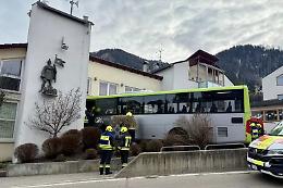 San Martino di Badia, bus si schianta contro la caserma dei pompieri: ferito l&rsquo;autista