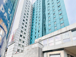 Blitz della Polizia nella Torre Belvedere di Padova: scoperti dormitori abusivi tra degrado e irregolarit&agrave;