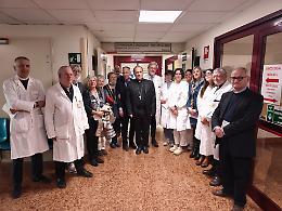 Pasqua in corsia, il vescovo di Verona Pompili tra i malati: &ldquo;Nessuno affronti il dolore da solo&rdquo;