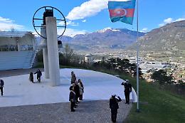 Rovereto accoglie la bandiera dell&rsquo;Azerbaigian tra i 107 vessilli che circondano Maria Dolens