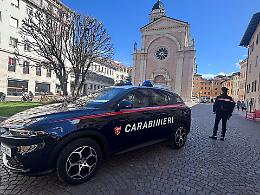 Accoltellano un coetaneo a Trento senza motivo, due giovani arrestati