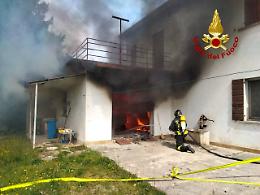 Incendio in un garage a Silea, intervento rapido dei Vigili del Fuoco evita il rogo della casa adiacente