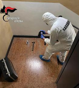 Legnago, 58enne aggredita sul pianerottolo dell'appartamento: la vicina la colpisce a martellate alla testa