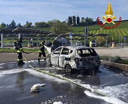 Auto in fiamme sull'A27 vicino a Vittorio Veneto