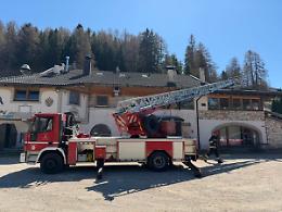 Incendio all&rsquo;ex Carador a Costa di Folgaria, intervento tempestivo di residenti e pompieri evita danni gravi