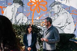 Un grande murale nel Giardino Solženicyn racconta l&rsquo;incontro tra generazioni a Trento