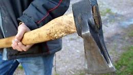 Minaccia i passanti con un&rsquo;accetta e si barrica in casa: fermato dopo ore di tensione
