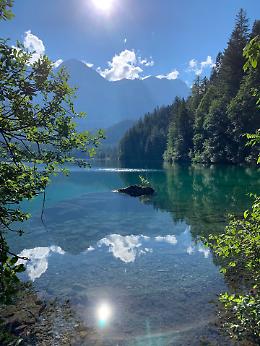 Lo smeraldo delle Dolomiti di Brenta: il fascino selvaggio del Lago di Tovel
