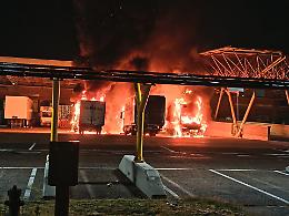 Maxi incendio al mercato ortofrutticolo di Verona: sei camion carbonizzati e gravi danni al piazzale
