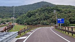 Schianto tra quattro auto sulla statale a Mori: cinque feriti e traffico in tilt