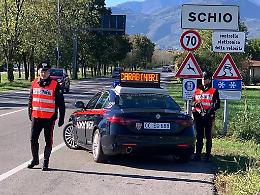 Schio, salva l'auto della vicina dai ladri e viene aggredito con un machete: 59enne marocchino in gravissime condizioni