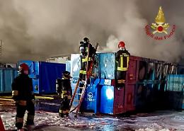 Incendio in un'azienda di smaltimento rifiuti elettronici a Foss&ograve;: intervento dei Vigili del Fuoco