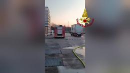 Incendio su un autocompattatore a Padova: intervento dei Vigili del Fuoco per domare le fiamme