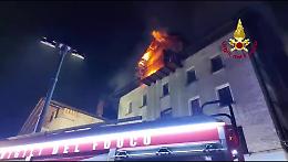Incendio a Voltago Agordino: evacuate 27 persone, fiamme devastano un fienile e tre abitazioni