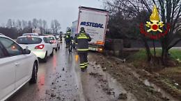 Castelfranco Veneto: autoarticolato fuori strada, nessun ferito