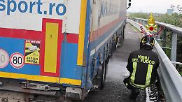 Principio di incendio per un autoarticolato sull’A31 a causa di una foratura
