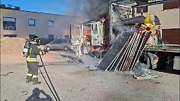 Incendio di un autoarticolato a Tombolo: intervento dei Vigili del Fuoco per domare le fiamme