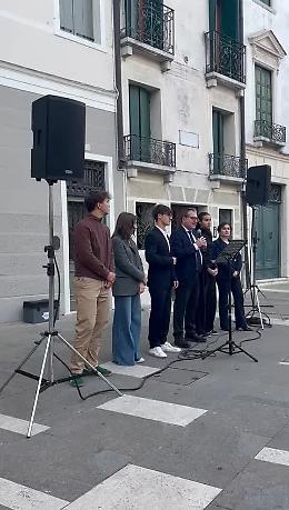 Più di 60 giovani del Veneto consegnano a Giovanni Manildo un programma a più mani per il futuro