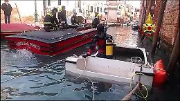 Venezia, la marea si alza, la barca affonda: i Vigili del Fuoco intervengono per il recupero