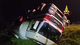 Incidente a Trecenta: camion cisterna si rovescia, conducente ferito