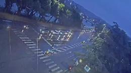 Sfreccia sul bagnato di fronte alla volante