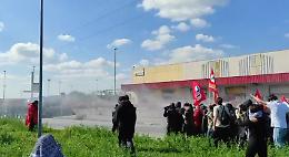 Disordini anche a Padova: idranti della Polizia contro i manifestanti