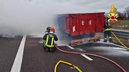 Autoarticolato in fiamme sulla Pedemontana Veneta, traffico bloccato tra Castelfranco e Riese Pio X