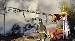 Maxi incendio a Riese Pio X: in fiamme fienile e ricovero attrezzi