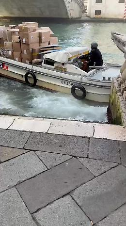 Ruba una barca e si schianta contro il Ponte di Rialto: arrestata
