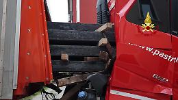 Grisignano, il carico di un camion sfonda la cabina dopo una brusca frenata: autista miracolosamente illeso