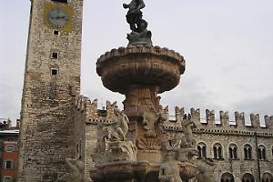 Trento accende la notte per la Giornata Mondiale del Parkinson: il Nettuno si illumina di blu